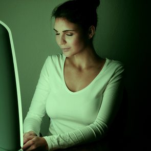 woman using green light therapy