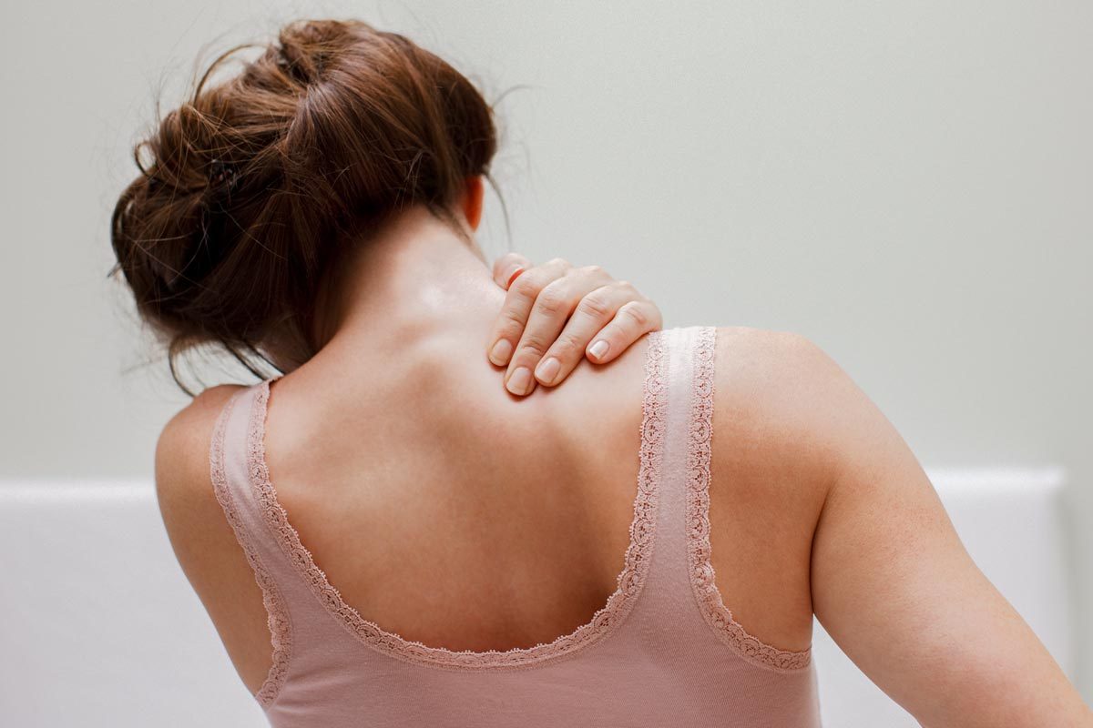 What Causes Pain Between the Shoulder Blades? Expert Doctors Explain